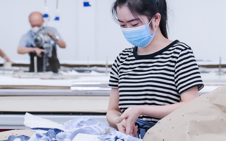 Đề xuất điều chỉnh lương tối thiểu vùng để theo kịp giá xăng, điện, nước - Ảnh 2.