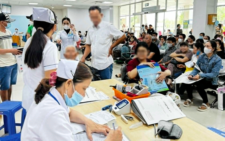 Đi ngoài ra máu, triệu chứng ung thư trực tràng dễ nhầm với bệnh trĩ - Ảnh 2.