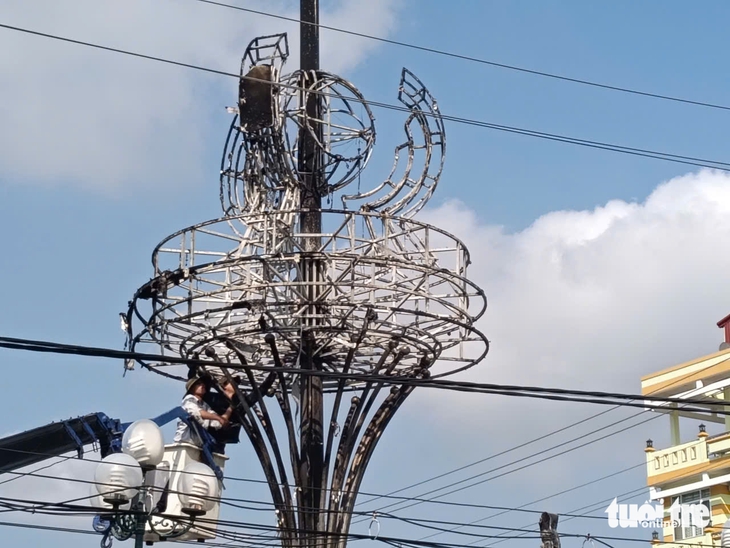 Cháy lớn tại công trình trang trí chiếu sáng nghệ thuật ở Đồng Tháp - Ảnh 2.
