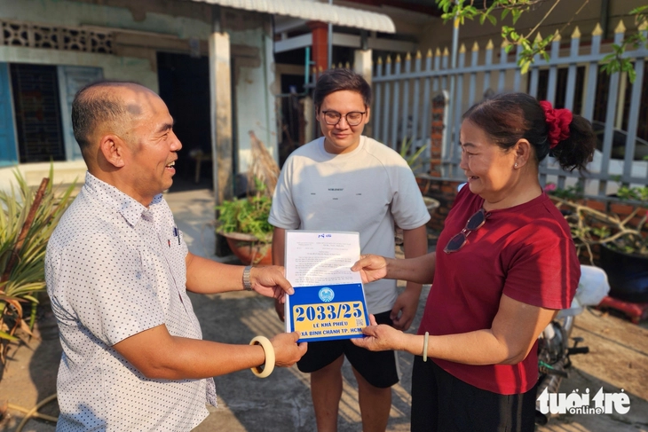 Xã Bình Chánh trao biển số nhà mới cho gần 18.000 hộ: Shipper dễ tìm, giao dịch thuận lợi hơn - Ảnh 6.