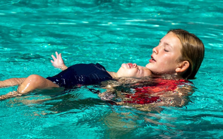 Tại sao nên học bơi khi còn bé? - Ảnh 2.