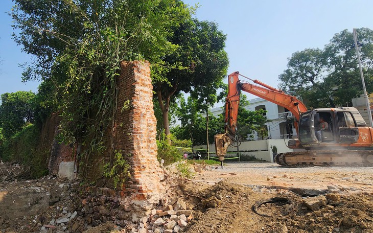 Vỡ tường bao dự án chung cư ở Đồng Nai: Tháo tường rào cũ, làm hàng rào mới và đào mương thoát nước - Ảnh 4.