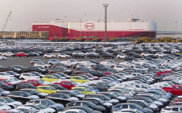 Chiến sự Trung Đông đẩy giá xăng tăng vọt, dân châu Âu đổ xô tìm xe điện - Ảnh 2.