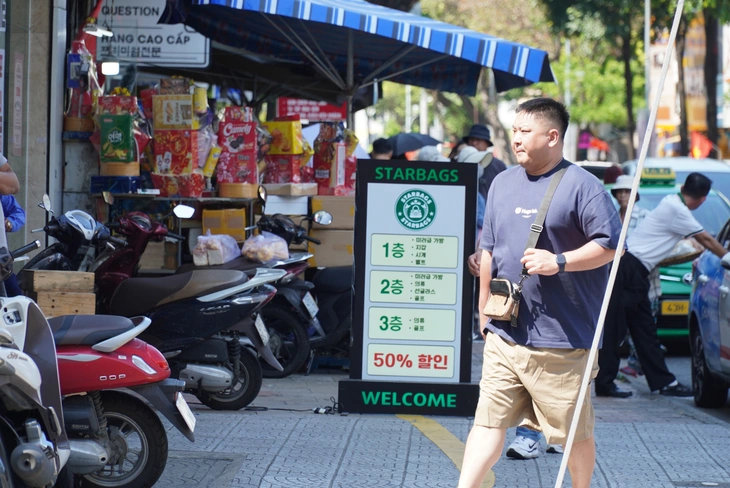 Đà Nẵng hướng dẫn người dân cách đặt bảng hiệu sau khi cấm đặt trên vỉa hè - Ảnh 1.