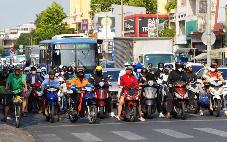 TP.HCM oi bức, nhiệt độ thực tế cao hơn dự báo: Ảnh hưởng toàn diện sức khỏe thế nào? - Ảnh 3.