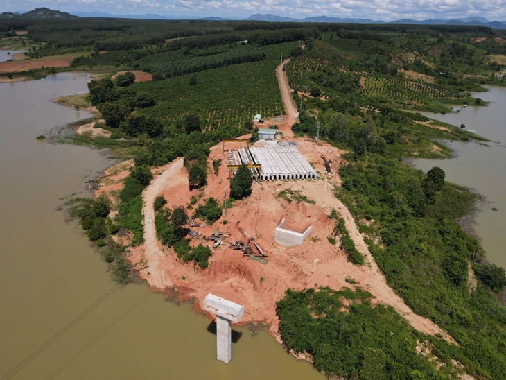 Cây cầu 'mắc kẹt' giữa lòng hồ Ia Ly, vì nước hồ thủy điện dâng vượt thiết kế - Ảnh 3.