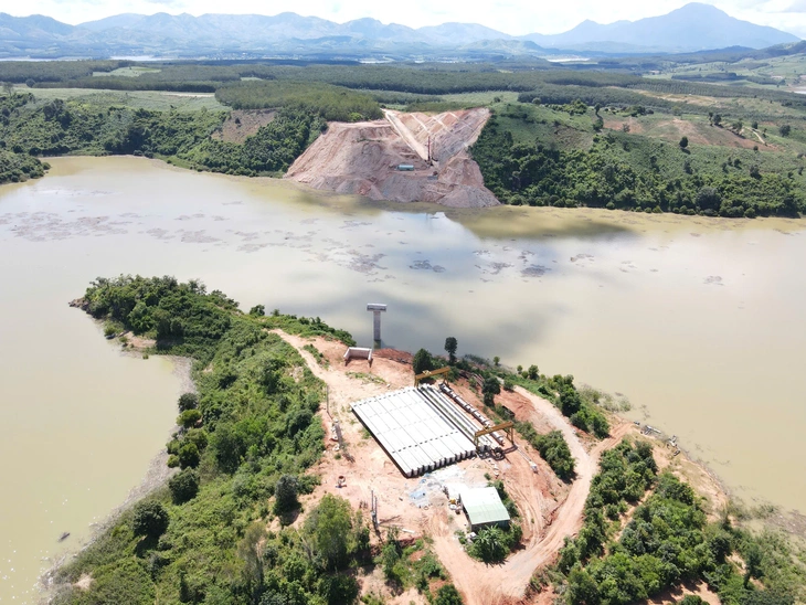 Cây cầu 'mắc kẹt' giữa lòng hồ Ia Ly, vì nước hồ thủy điện dâng vượt thiết kế - Ảnh 1.