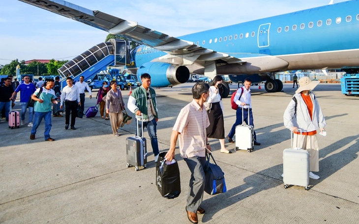 Hãng bay vẫn tăng chuyến dịp lễ 30-4, dù chi phí nhiên liệu tăng mạnh - Ảnh 2.