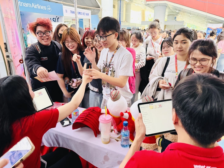 Giúp sinh viên trải nghiệm trực tiếp yêu cầu từ doanh nghiệp - Ảnh 1.