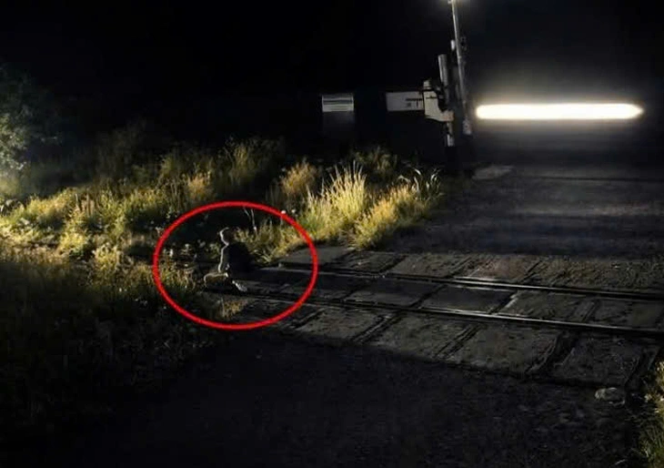 Người đàn ông ngồi giữa đường ray bị tàu hỏa tông tử vong - Ảnh 1. tàu hỏa - Ảnh 1.