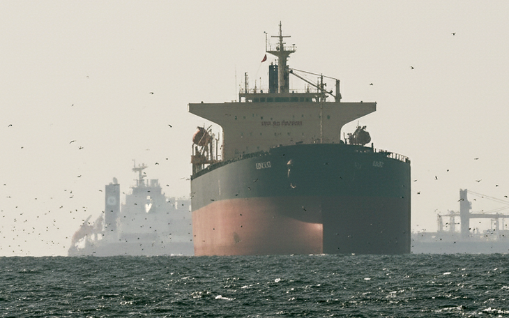 Malaysia bắt 2 tàu chở dầu ngoài khơi, giữ các thuyền viên 5 nước - Ảnh 3.