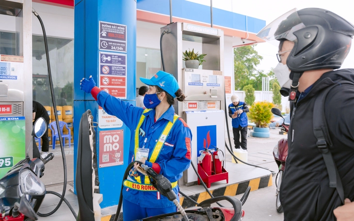 Người dân Đà Nẵng bắt đầu đổ xăng sinh học E10 tại 4 điểm, giá rẻ hơn gần 500 đồng/lít - Ảnh 4.
