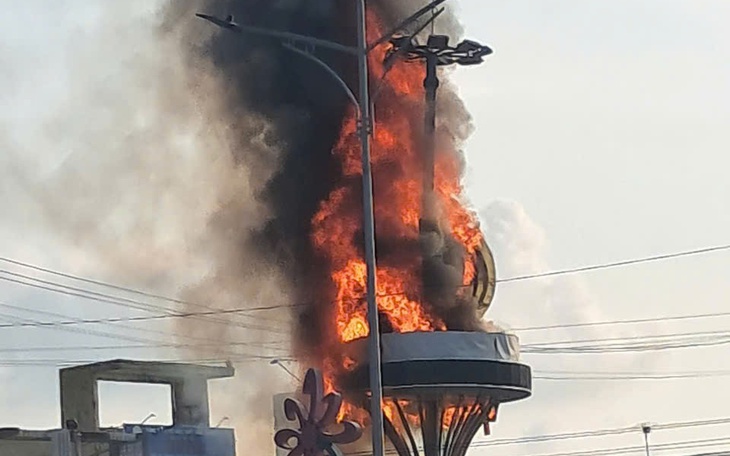 Đà Nẵng: Cháy kho chứa đồ, một ô tô của người dân bị thiêu rụi - Ảnh 6.