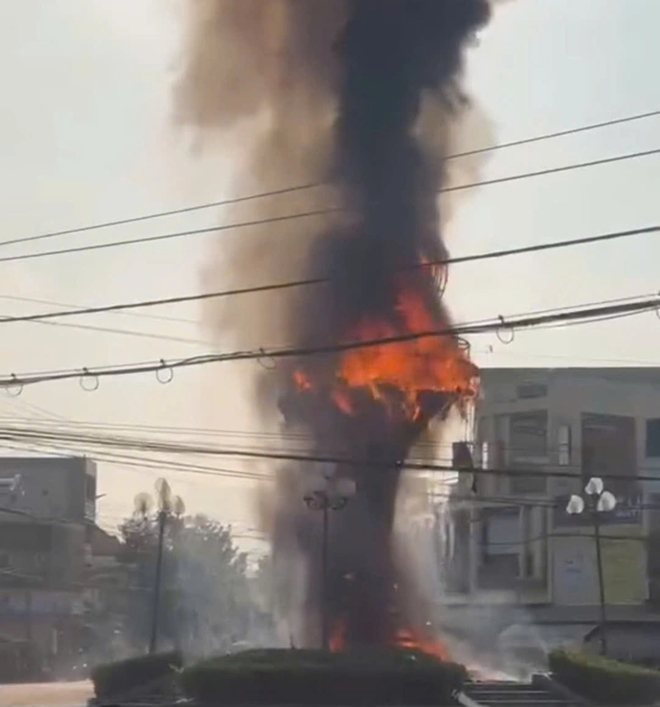 Cháy lớn tại công trình trang trí chiếu sáng nghệ thuật ở Đồng Tháp - Ảnh 1.