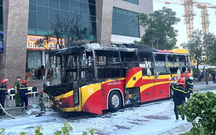 Cháy xe khách ngùn ngụt trên quốc lộ 1 qua Khánh Hòa, cột khói cao hàng chục mét, kẹt xe kéo dài  - Ảnh 3.