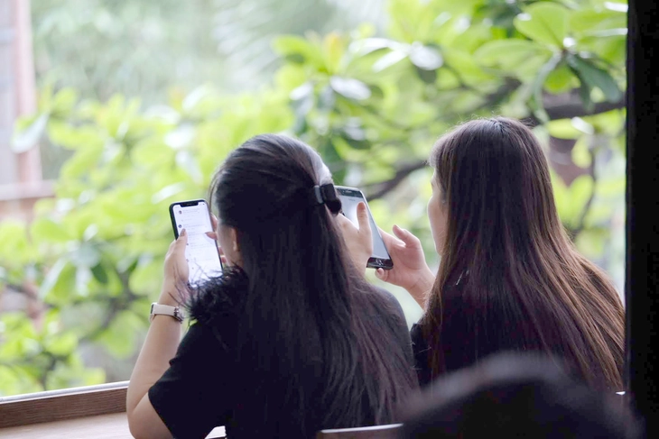 dùng điện thoại - Ảnh 1.