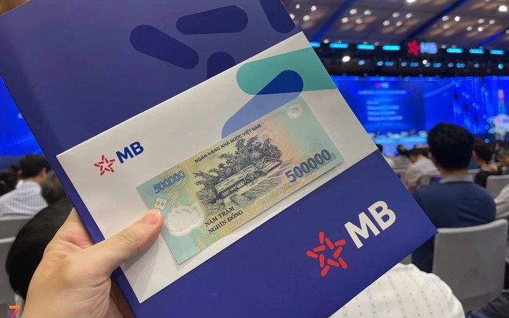 Cổ phiếu 'vua' đồng loạt khởi sắc sau tin các ngân hàng hạ lãi suất - Ảnh 2.