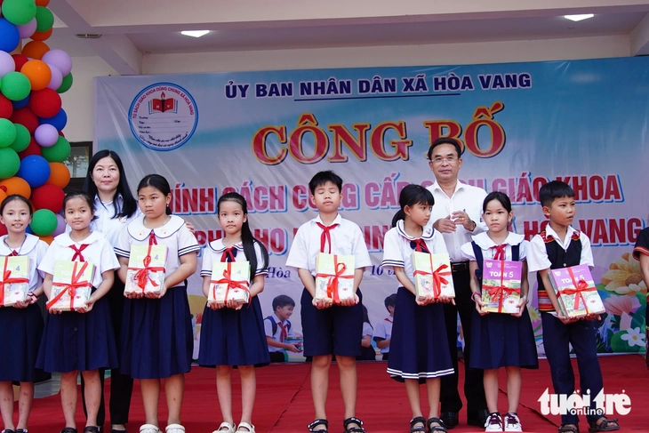 Xã đầu tiên trong cả nước cung cấp sách giáo khoa miễn phí cho học sinh - Ảnh 2.