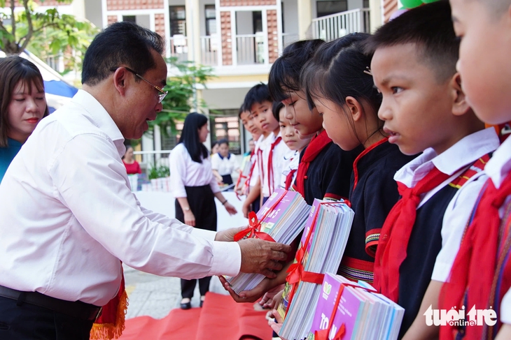 Xã đầu tiên trong cả nước cung cấp sách giáo khoa miễn phí cho học sinh - Ảnh 3.