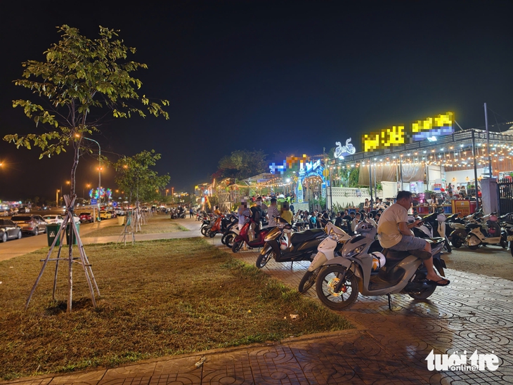 Vỉa hè đại lộ ngàn tỉ nứt toác vì bị lấn chiếm - Ảnh 1.