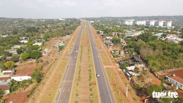 Vỉa hè đại lộ ngàn tỉ nứt toác vì bị lấn chiếm - Ảnh 2.