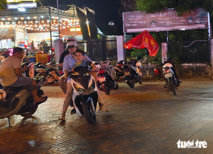 Vỉa hè đại lộ ngàn tỉ nứt toác vì bị lấn chiếm - Ảnh 3.