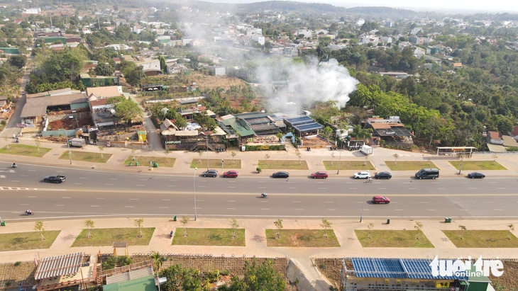 Vỉa hè đại lộ ngàn tỉ nứt toác vì bị lấn chiếm - Ảnh 4.