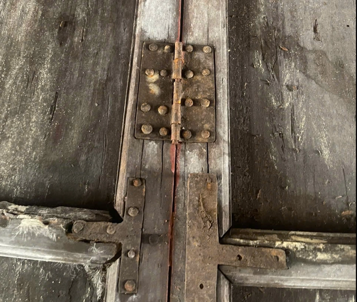 Dùng gỗ ghép bịt cửa di tích nhà hát cung đình độc đáo nhất Việt Nam, tại sao? - Ảnh 3.