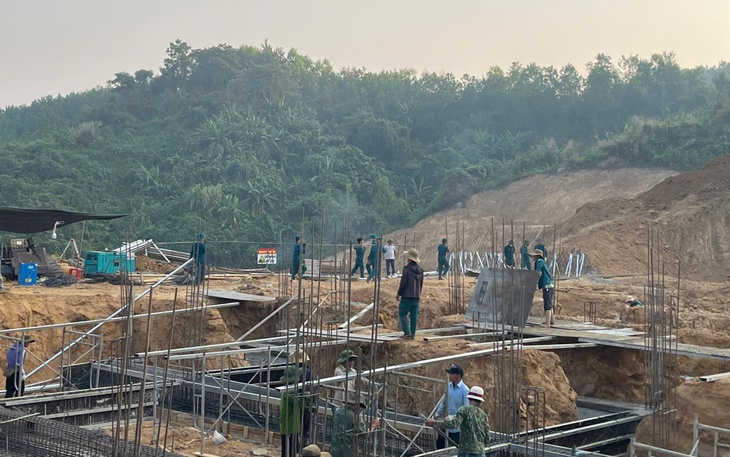 7 công trình xây trường biên giới Gia Lai thiếu 500 thợ, nhờ quân đội hỗ trợ - Ảnh 2.