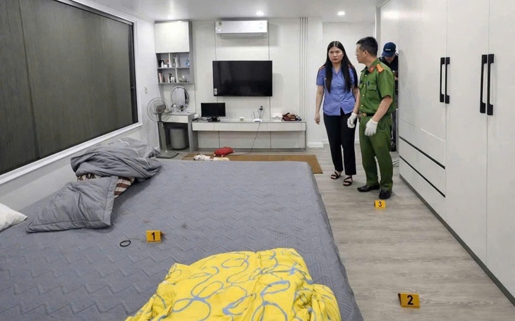 Rúng động clip chồng đánh vợ giữa sân, kéo vào nhà bạo hành tiếp - Ảnh 3.