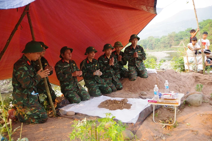 Phát hiện hài cốt liệt sĩ khá nguyên vẹn nằm bên suối tại Quảng Trị - Ảnh 3.