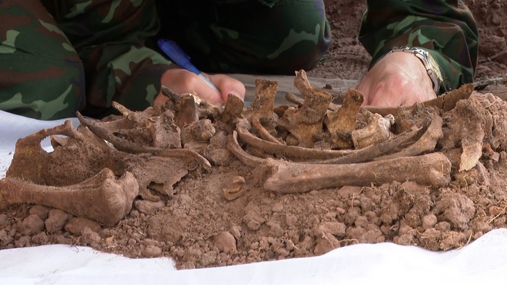 Phát hiện hài cốt liệt sĩ khá nguyên vẹn nằm bên suối tại Quảng Trị - Ảnh 2.