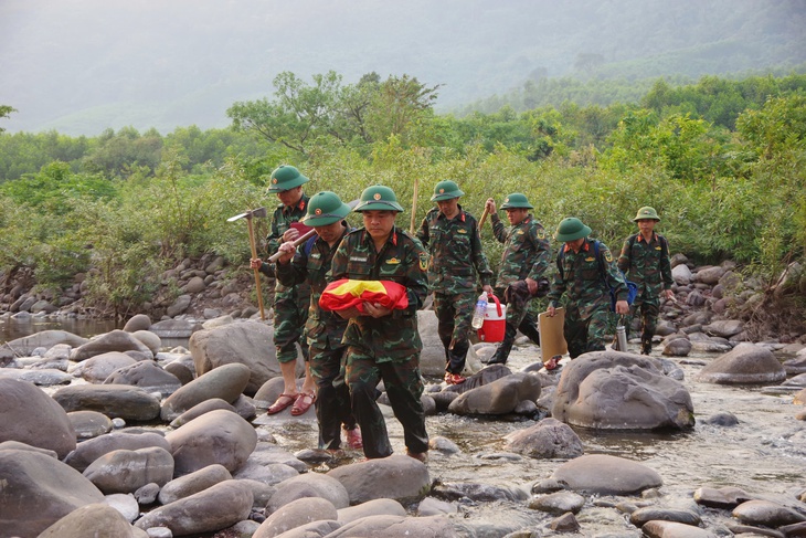 Phát hiện hài cốt liệt sĩ khá nguyên vẹn nằm bên suối tại Quảng Trị - Ảnh 4.