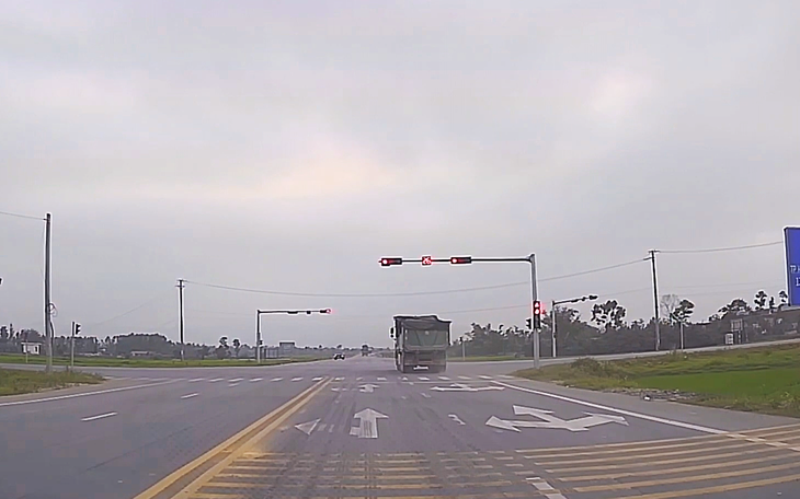 Từ phản ánh kèm clip, tài xế xe tải vượt ẩu bị xử phạt - Ảnh 3.