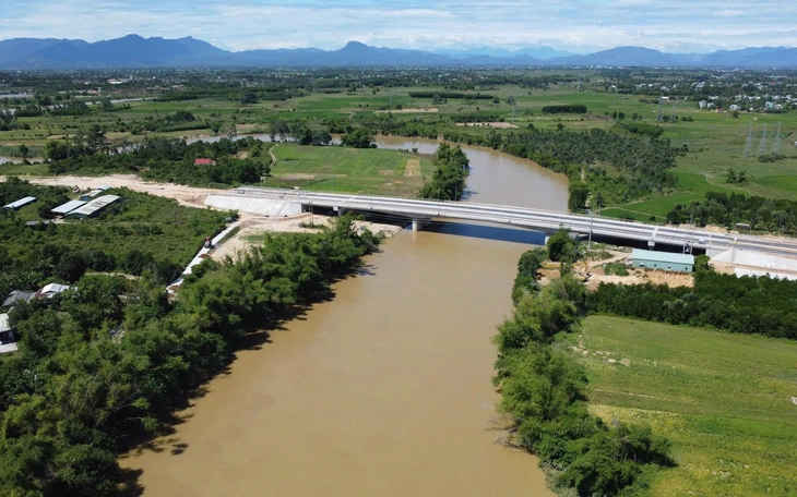 Giám đốc Sở Xây dựng nói về hàng loạt cây cầu xây xong...chờ đường ở Đà Nẵng - Ảnh 5.