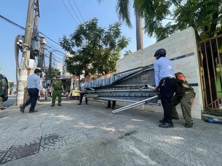 Xử lý vỉa hè ở Đà Nẵng: Người dân gom đồ đạc khi lực lượng chức năng tới - Ảnh 3.