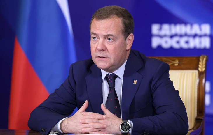 Ông Medvedev ví eo biển Hormuz như vũ khí hạt nhân của Iran - Ảnh 1.
