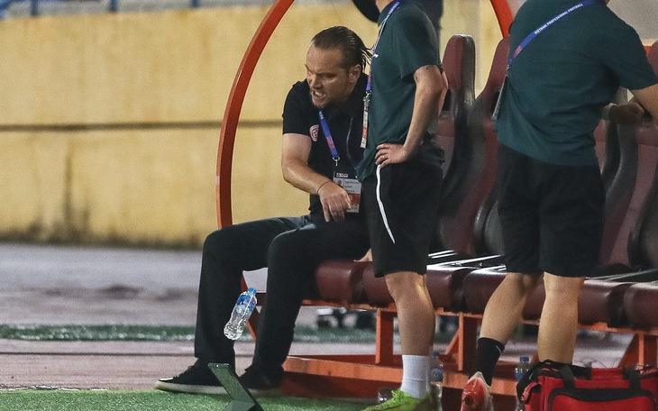 HLV Popov bị cấm chỉ đạo 4 trận - Ảnh 2.