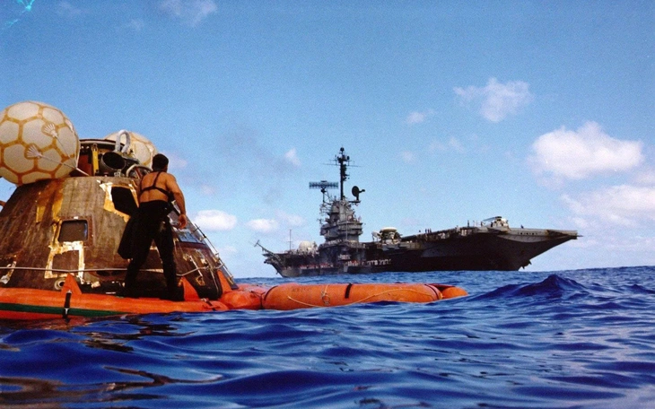 Vì sao phi hành gia Artemis II mặc đồ cam thay vì trắng như Apollo? - Ảnh 2.