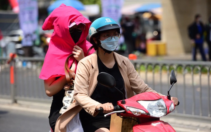 Va chạm giao thông thành màn tấu hài khó đỡ, người khen đáng yêu, người băn khoăn tội quấy rối - Ảnh 3.