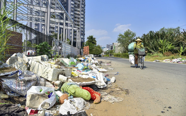 Công an phường Bình Trưng phạt tiền và buộc người vứt rác phải thu dọn rác - Ảnh 6.