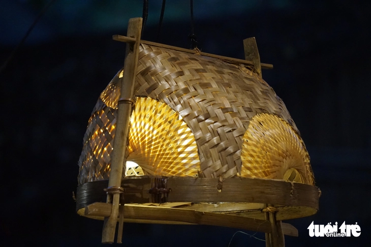 Chiếc gầu dây thương nhớ một thời trở lại phố phường - Ảnh 4. Chiếc gầu dây thương nhớ một thời trở lại phố phường - Ảnh 3.