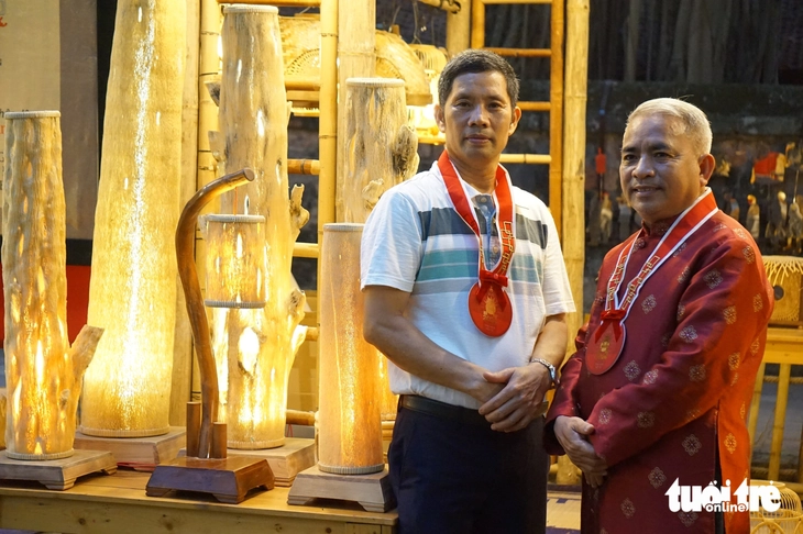 Chiếc gầu dây thương nhớ một thời trở lại phố phường - Ảnh 5. Chiếc gầu dây thương nhớ một thời trở lại phố phường - Ảnh 4.