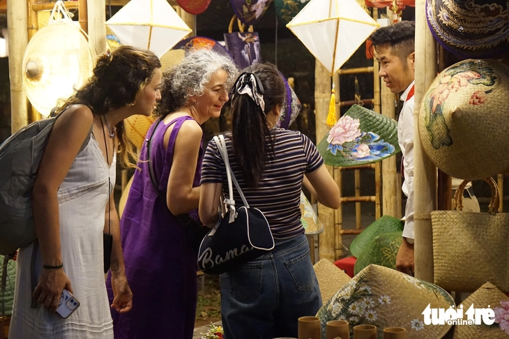 Chiếc gầu dây thương nhớ một thời trở lại phố phường - Ảnh 6. Chiếc gầu dây thương nhớ một thời trở lại phố phường - Ảnh 5.