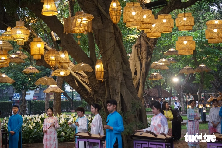 Chiếc gầu dây thương nhớ một thời trở lại phố phường - Ảnh 7. Chiếc gầu dây thương nhớ một thời trở lại phố phường - Ảnh 6.