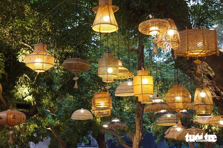 Chiếc gầu dây thương nhớ một thời trở lại phố phường - Ảnh 9. Chiếc gầu dây thương nhớ một thời trở lại phố phường - Ảnh 8.