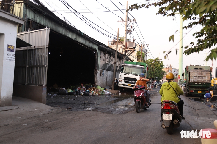 Nhếch nhác tại các điểm trung chuyển rác ở TP.HCM - Ảnh 1.