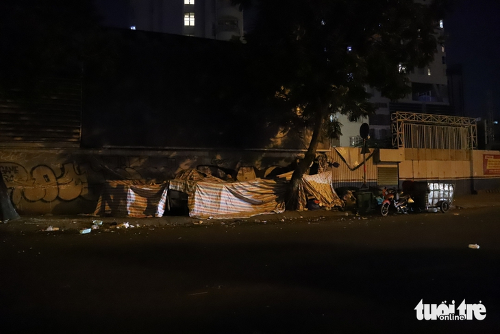 Nhếch nhác tại các điểm trung chuyển rác ở TP.HCM - Ảnh 6.