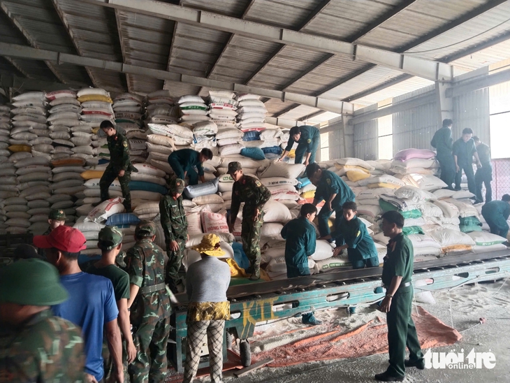 Sạt lở bờ sông Hậu dài 50m, ăn sâu vào bờ 8m, di dời 660 tấn gạo - Ảnh 3.