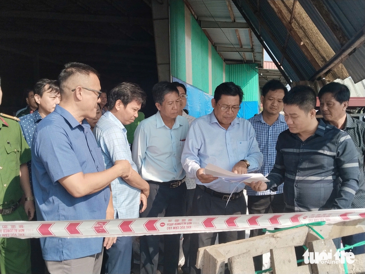 Sạt lở bờ sông Hậu dài 50m, ăn sâu vào bờ 8m, di dời 660 tấn gạo - Ảnh 4.